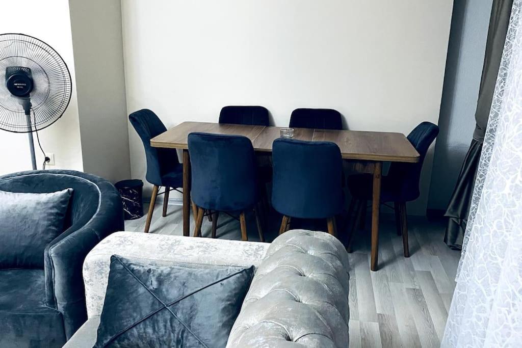 2+1 Luxury Flat , 5 Beds , Near Services Daire